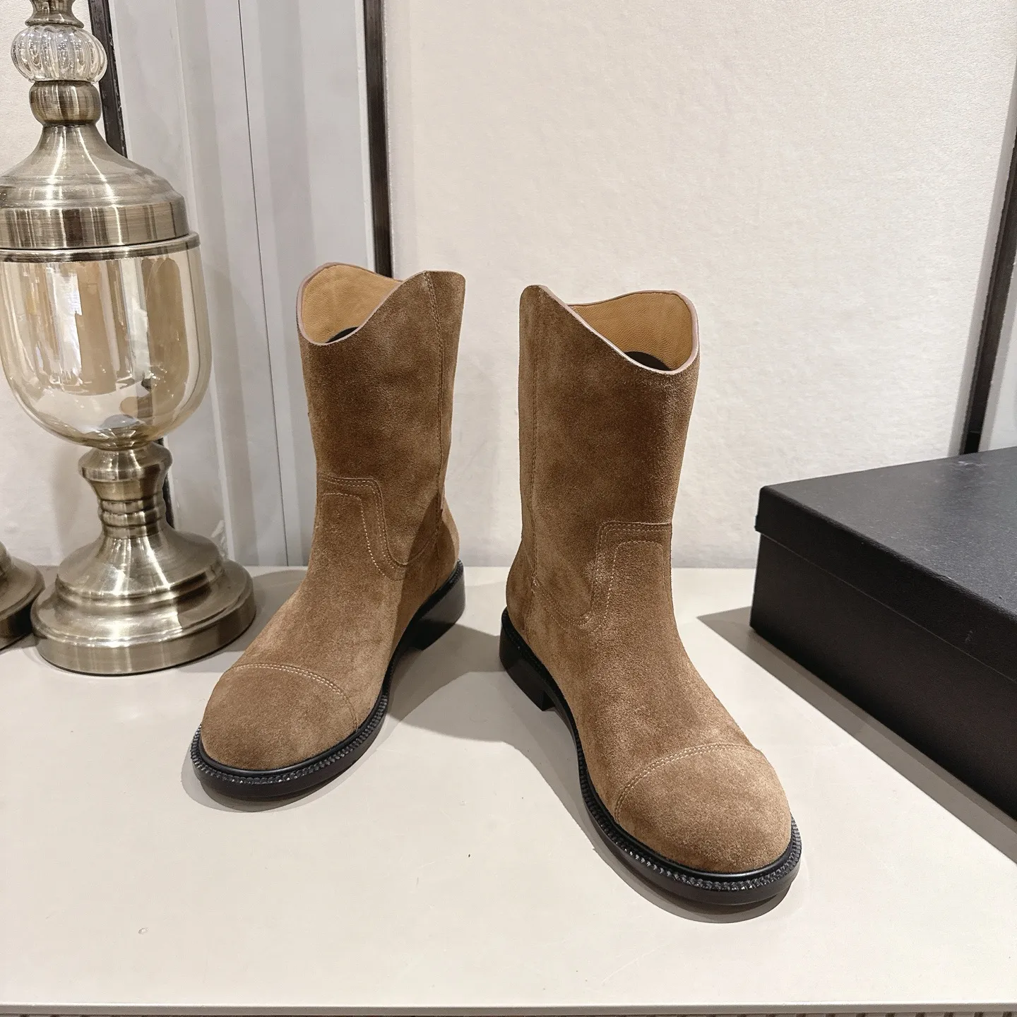 👟👟Ex-factory price 540👟👟 (Top version) CHANEL Chanel* Xiaoxiang new autumn and winter letter knight boots. This knight boot is really a representative of handsome fashion. The boots are decorated with Chanel letters, low-key yet luxurious! Simple, fashionable, individual and grand! The natural and smooth beauty has a beauty that is stunning in time. You should also show off your long legs in winter ~ Upper: imported calfskin Lining: water-dyed cowhide lining Heel height: about 3cm Size: 35-39 (40, 41 customization is not returnable)